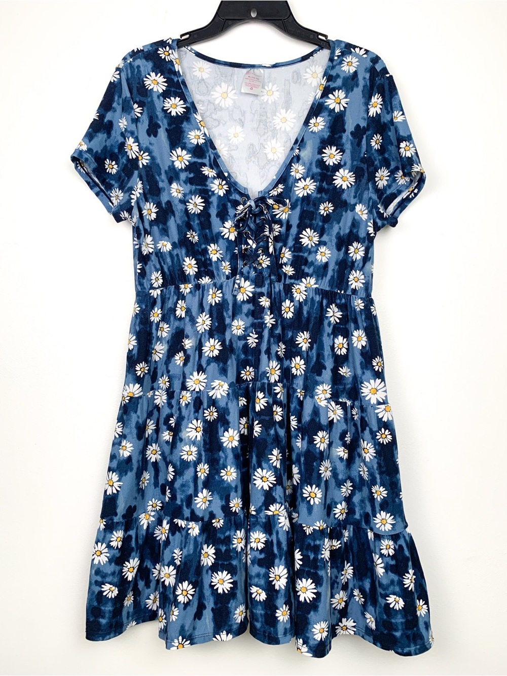 No Boundaries 90s-style tiered babydoll dress blue tie dye & daisies, Juniors XL